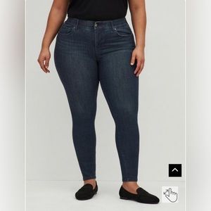 Torrid bombshell premium stretch high rise skinny Jean 22T